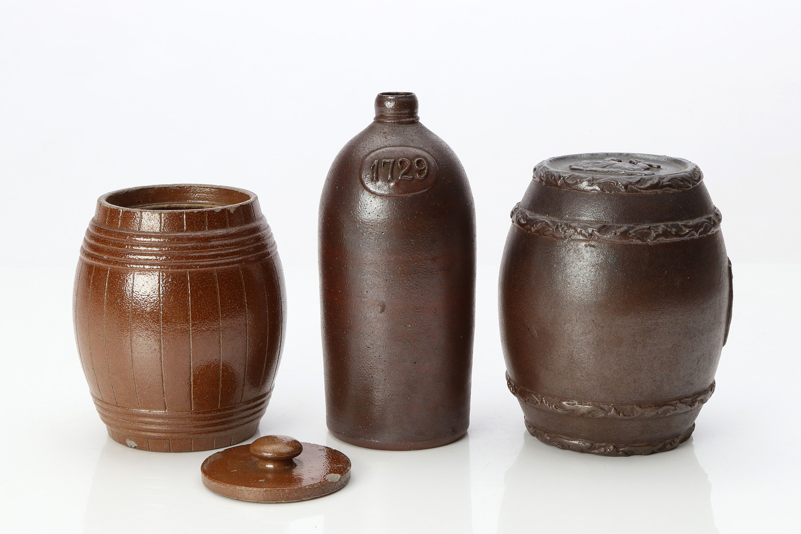 HÖGANÄS, TRE DELAR. Saltglaserat stengods. I form av tunnor m.m. 18/1900-tal.