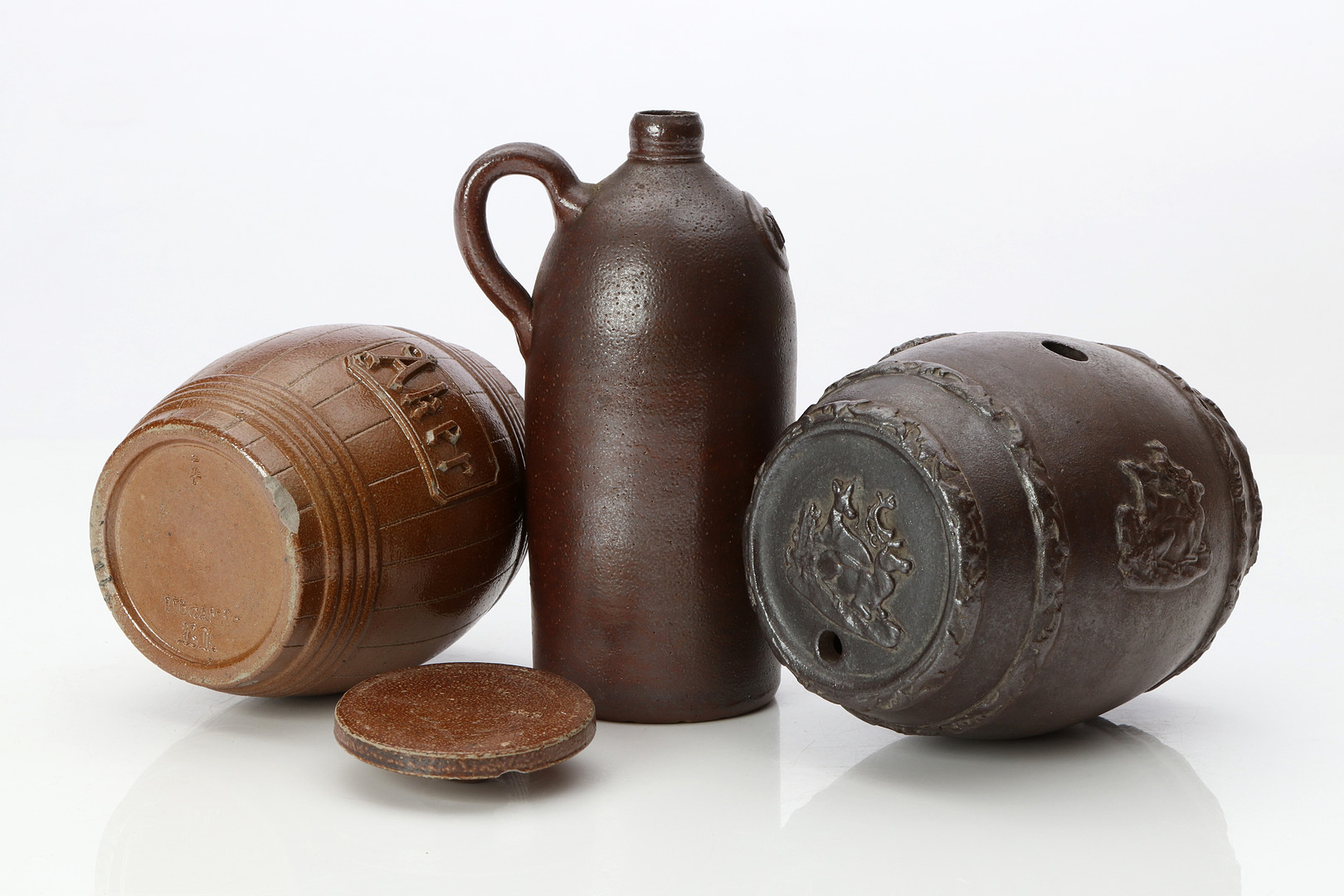 HÖGANÄS, TRE DELAR. Saltglaserat stengods. I form av tunnor m.m. 18/1900-tal.