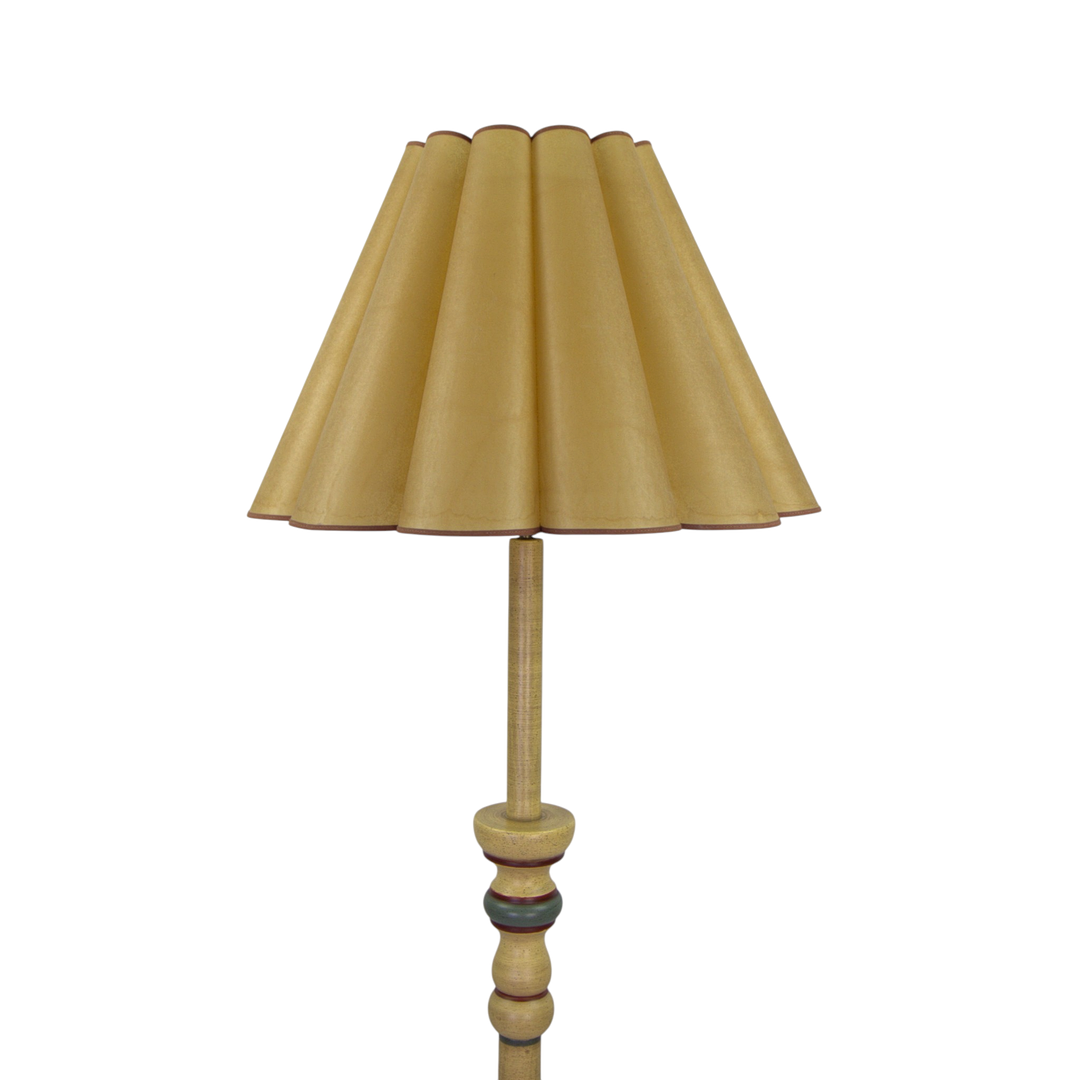 GOLVLAMPA, bemålat trä, skärm av skinn, nutida.