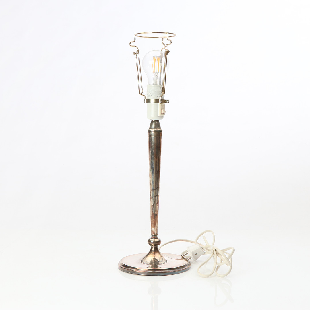 BORDSLAMPA. Nysilver. 1900-tal.