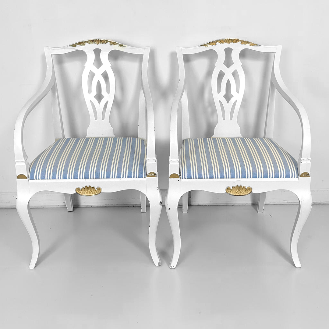 KARMSTOLAR, ett par, Chippendale stil.