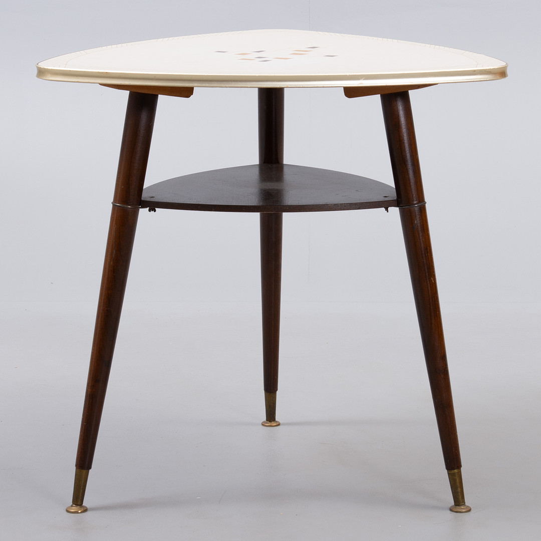 Et trekantet sidebord med lamineret bordplade, fremstillet i Tyskland i slutningen af ​​1960'erne.