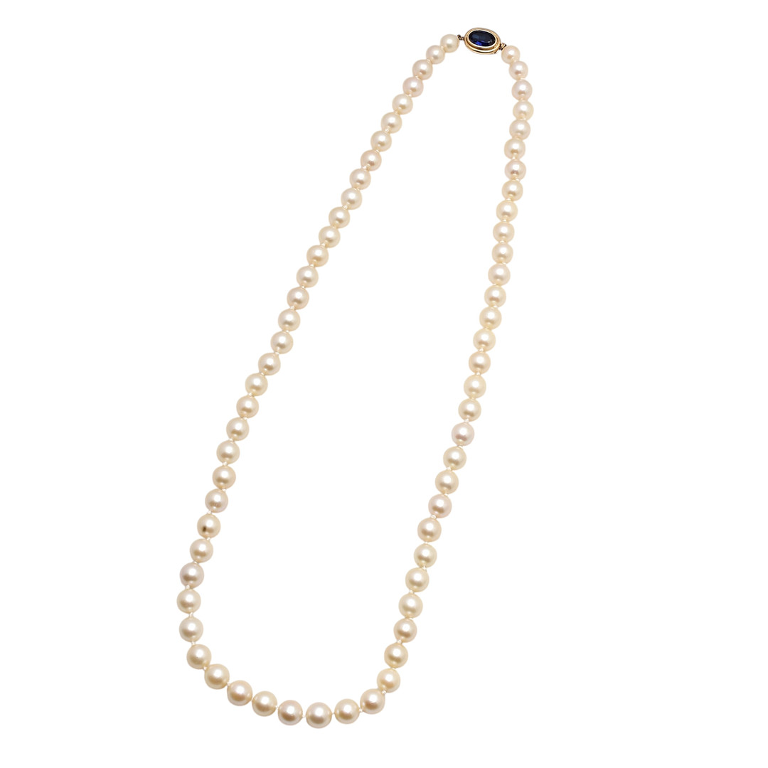 Pearls choker with sapphire clasp.
