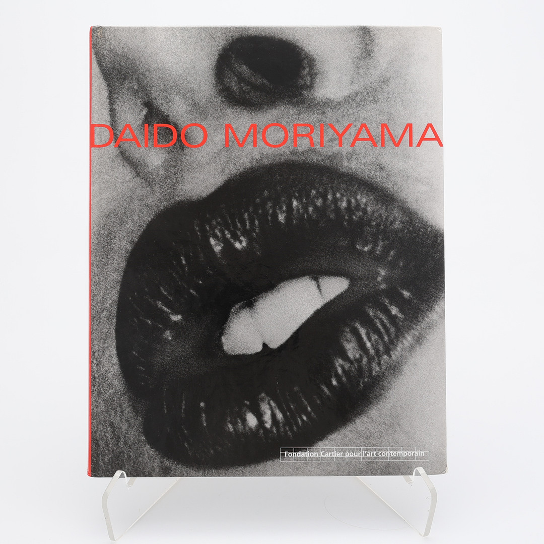 FOTO. DEN JAPANSKE FOTOGRAFEN DAIDO MORIYAMAS UTSTÄLLNINGSBOK FRÅN PARIS, 2003.