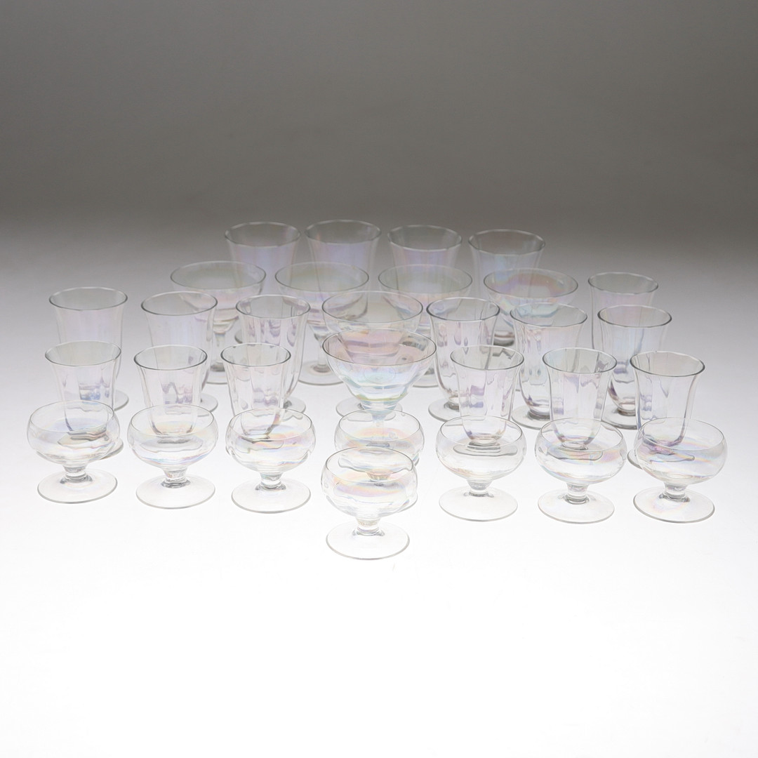 GLASSERVIS, ca 31 delar, iriserande, omkring 1900-talets mitt.