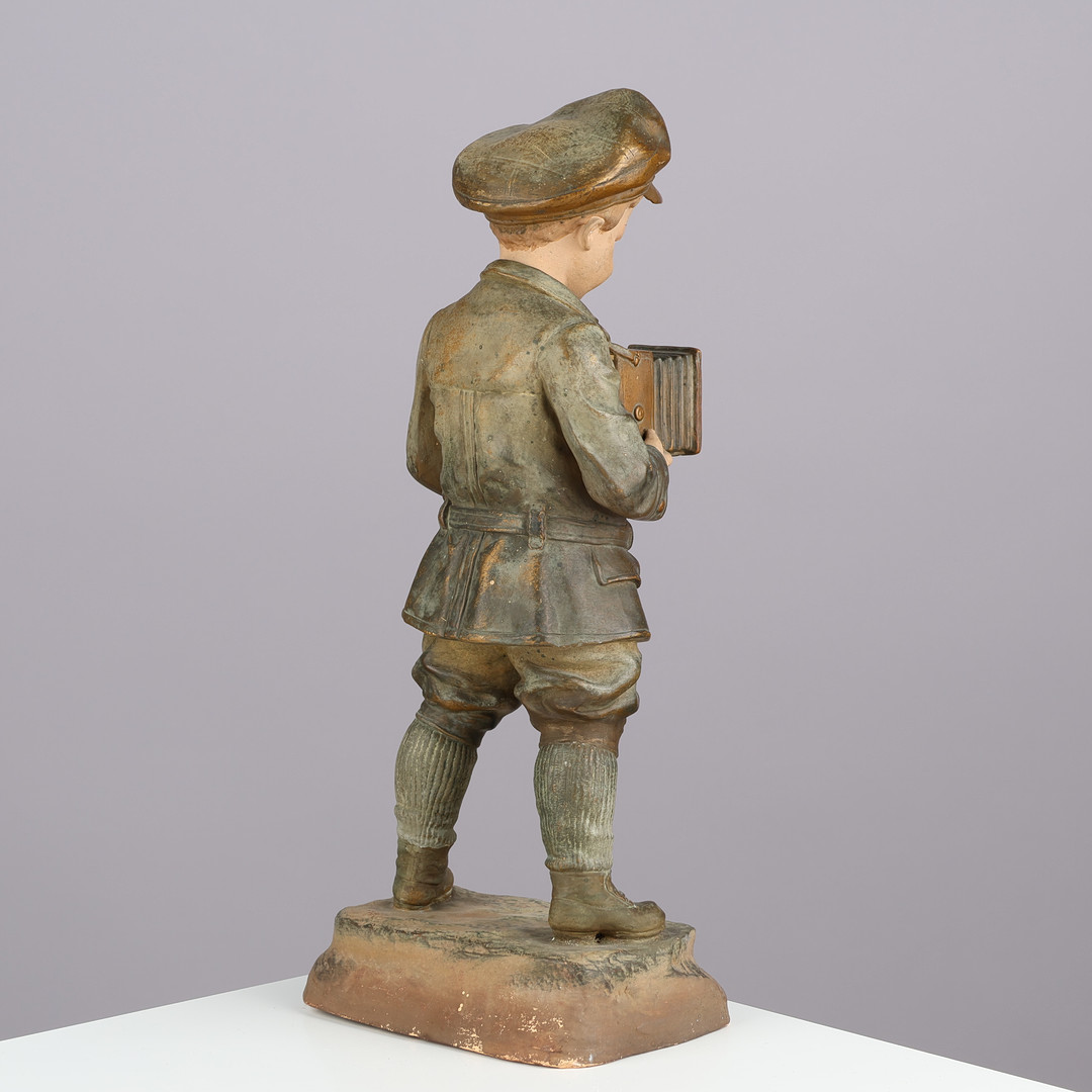 UBEKENDT KUNSTNER. Bemalet terracotta figur i form af dreng med kamera, antagelig Tyskland starten af 1900 tallet.