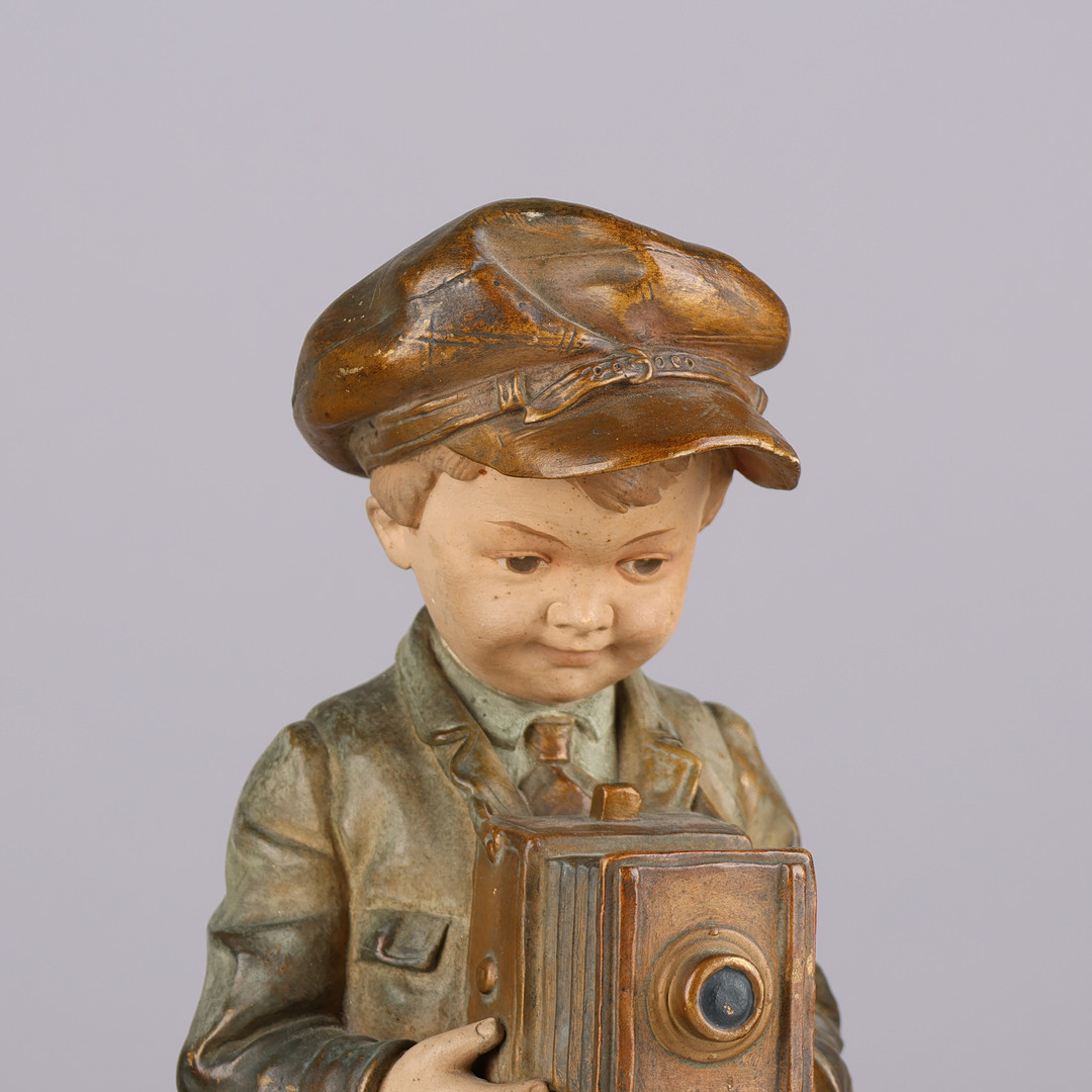 UBEKENDT KUNSTNER. Bemalet terracotta figur i form af dreng med kamera, antagelig Tyskland starten af 1900 tallet.