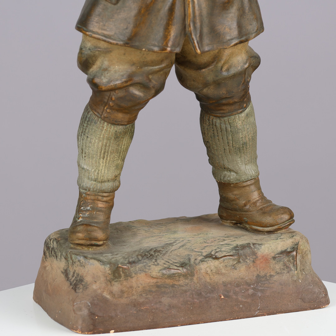 UBEKENDT KUNSTNER. Bemalet terracotta figur i form af dreng med kamera, antagelig Tyskland starten af 1900 tallet.