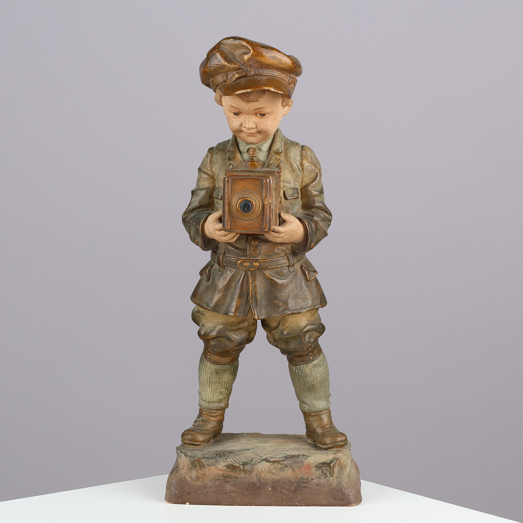 UBEKENDT KUNSTNER. Bemalet terracotta figur i form af dreng med kamera, antagelig Tyskland starten af 1900 tallet.