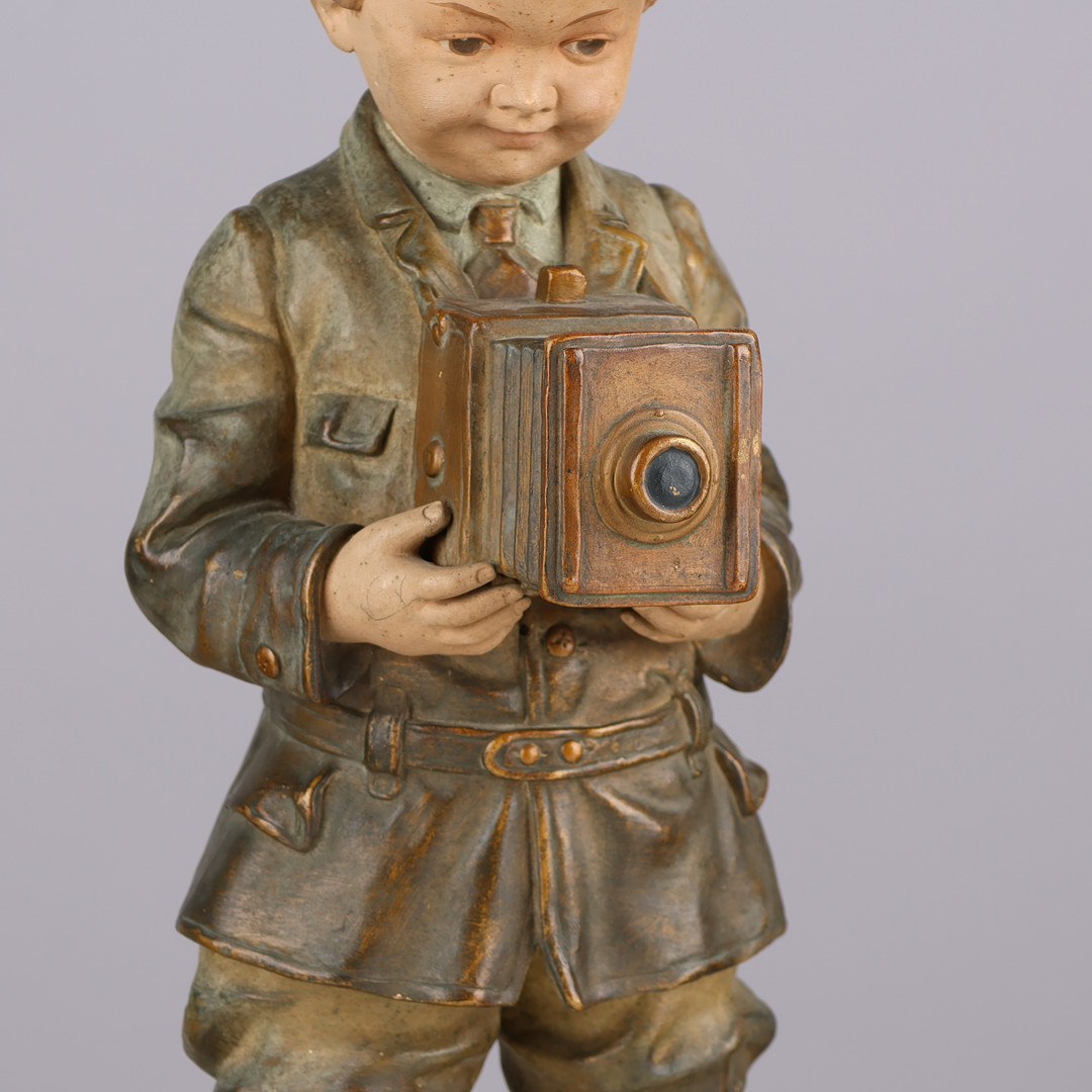 UBEKENDT KUNSTNER. Bemalet terracotta figur i form af dreng med kamera, antagelig Tyskland starten af 1900 tallet.