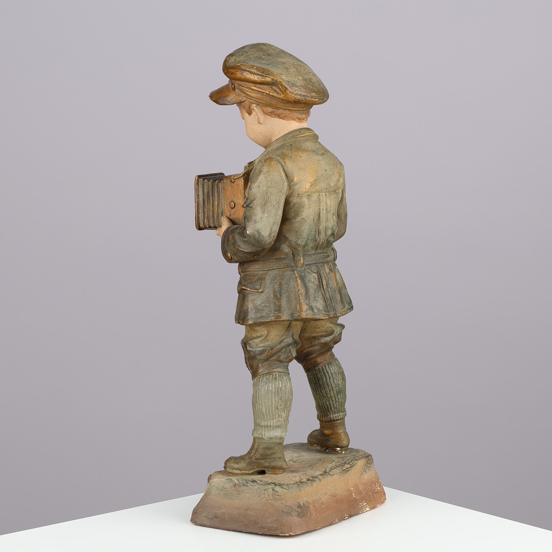 UBEKENDT KUNSTNER. Bemalet terracotta figur i form af dreng med kamera, antagelig Tyskland starten af 1900 tallet.