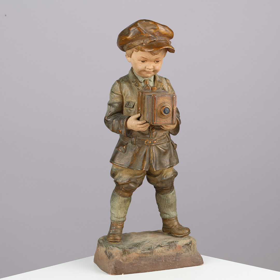 UBEKENDT KUNSTNER. Bemalet terracotta figur i form af dreng med kamera, antagelig Tyskland starten af 1900 tallet.