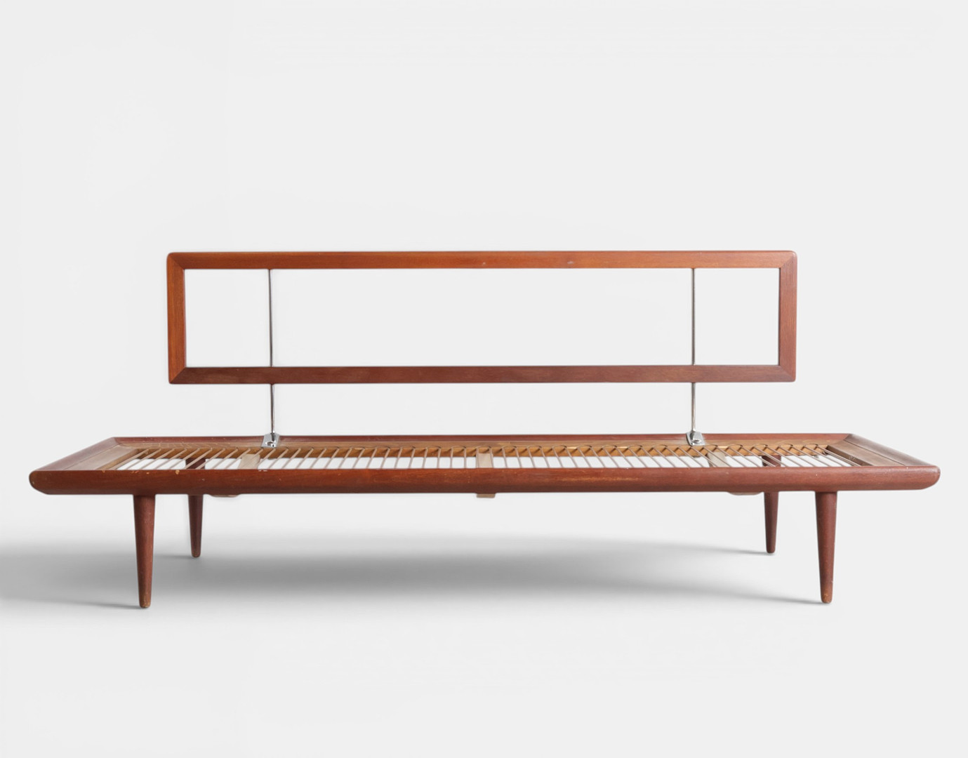 PETER HVIDT & ORLA MØLGAARD-NIELSEN. “Minerva”, daybed af massiv teak med beslag af forkromet metal og fjederbund, løs madras og hynder betrukket med møbelstof. Formgivet i 1957. Udført hos France & Søn, model 'FD 417'. Danmark, 1960'erne.