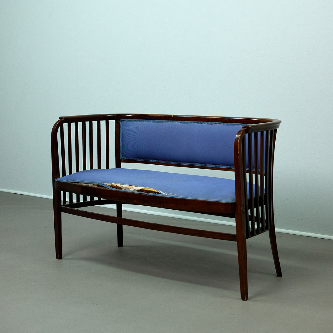 MARCEL KAMMERER. Thonet, Sofa / Sitzbank, Buche, Stoff, 1910er Jahre, Österreich.