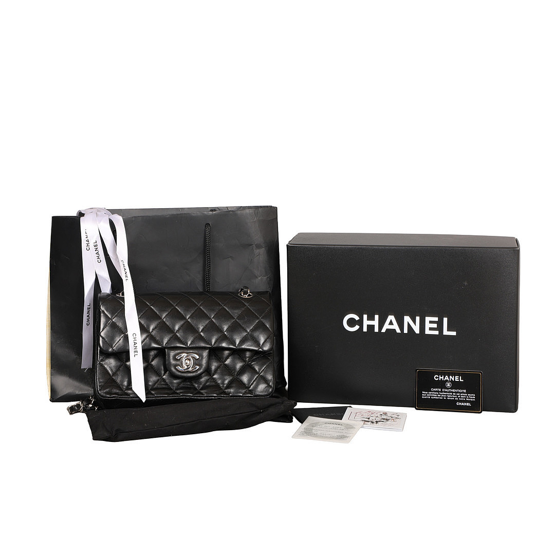 A CHANEL CLASSIC FLAP HANDBAG.