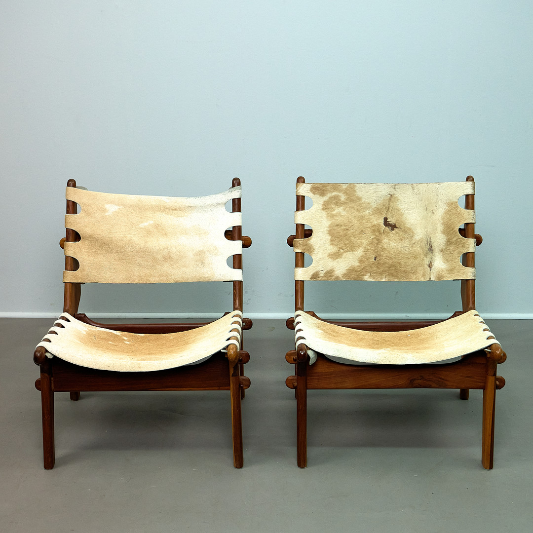 ANGEL PAZMINO. für Muebles de Estilo. Zwei Lounge Chairs / Safari Chairs, Modell „Cotacachi“, Holz, Leder, Ecuador (2).