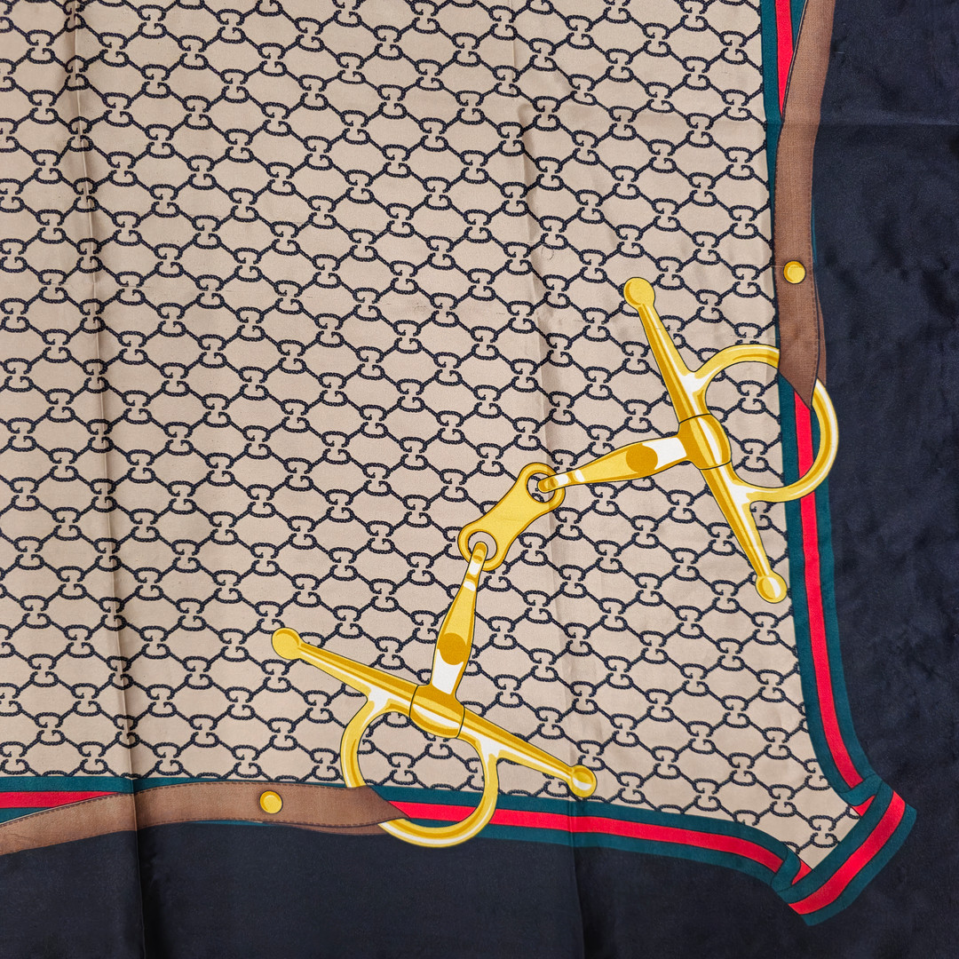 Foulard carré con anagrama en seda natural.