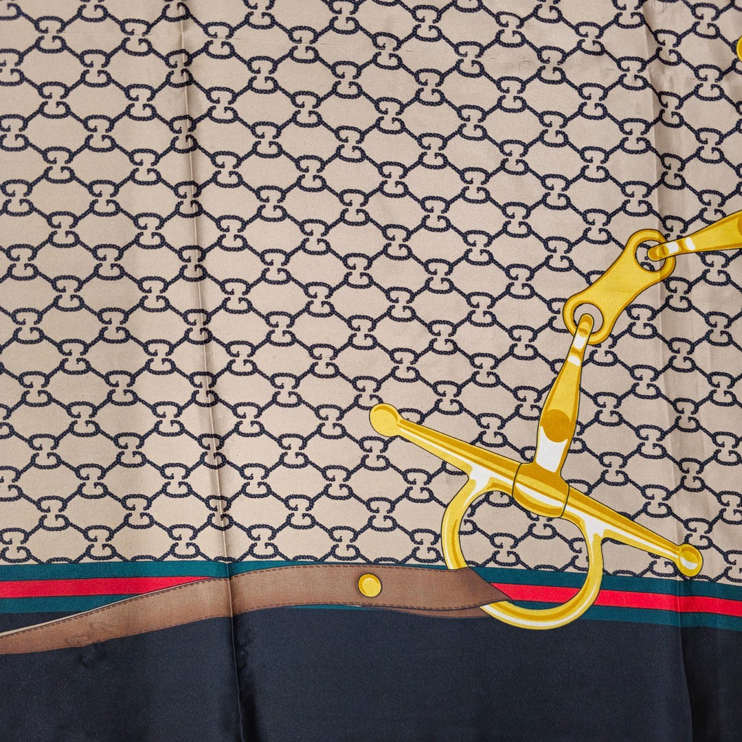 Foulard carré con anagrama en seda natural.