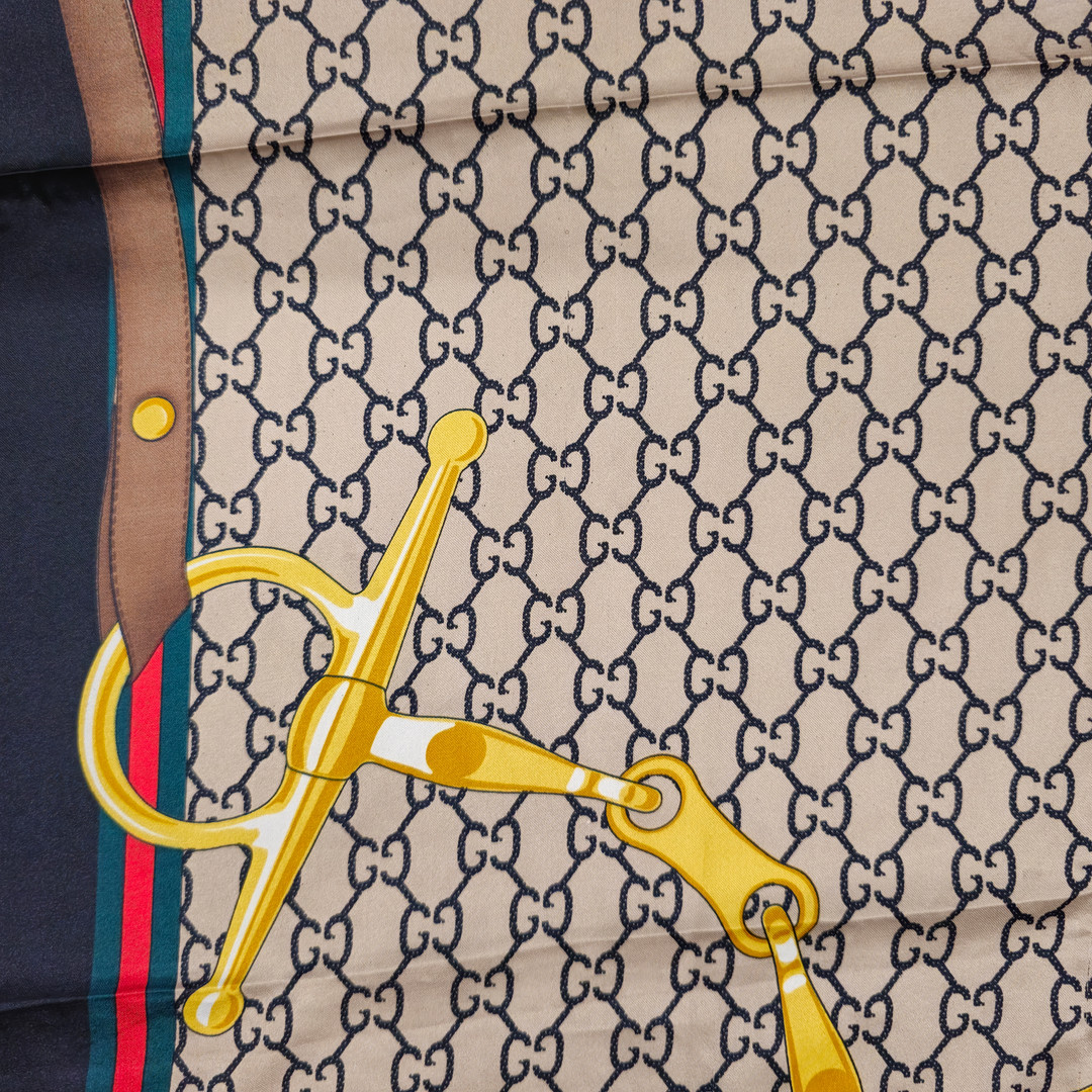 Foulard carré con anagrama en seda natural.
