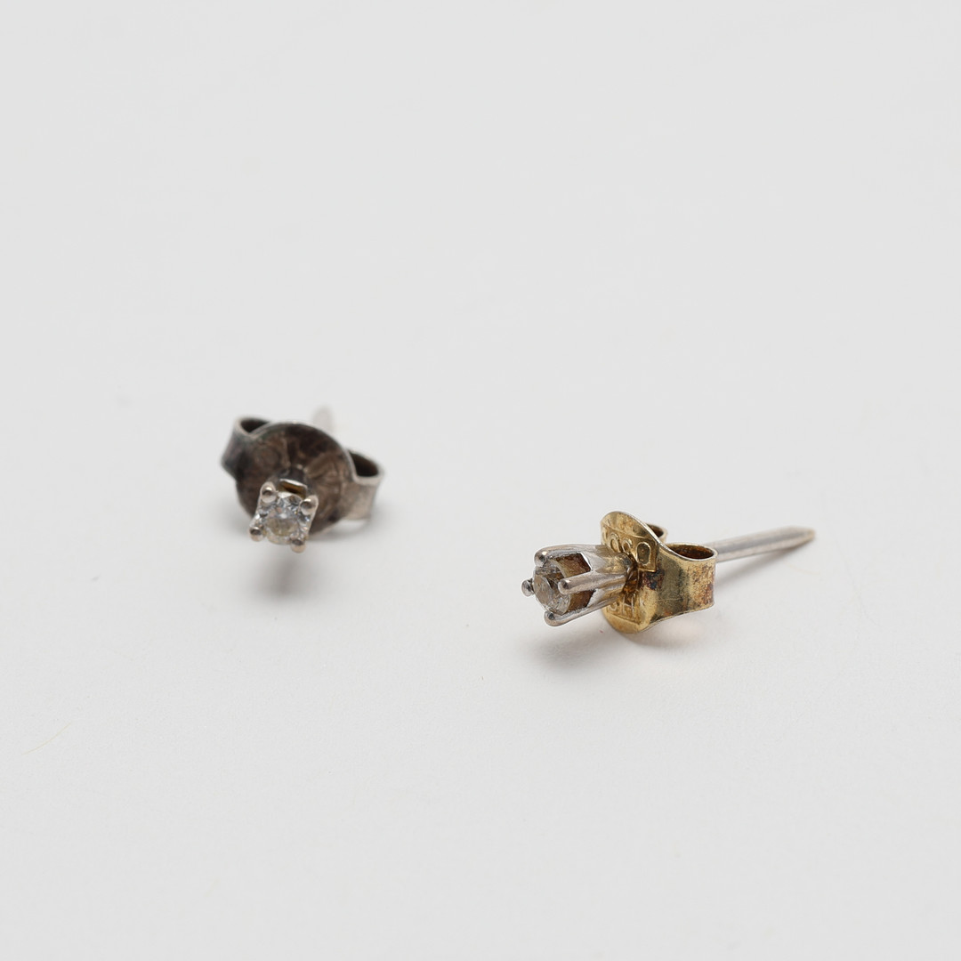 ÖRHÄNGEN. Ett par, vitt guld 18k, med briljantslipade diamanter totalt ca 0,1 ctv.