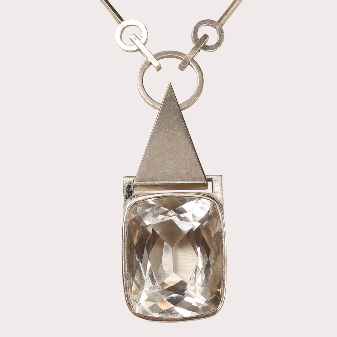 WIWEN NILSSON. Halssmycke, sterlingsilver, hänge med en kuddslipad bergkristall, Lund 1943.