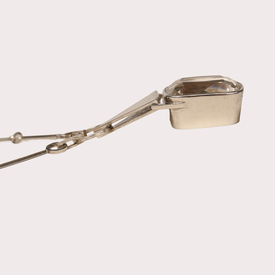 WIWEN NILSSON. Halssmycke, sterlingsilver, hänge med en kuddslipad bergkristall, Lund 1943.