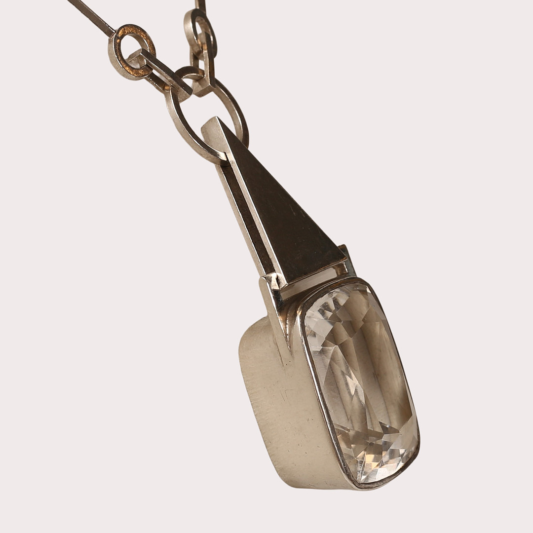 WIWEN NILSSON. Halssmycke, sterlingsilver, hänge med en kuddslipad bergkristall, Lund 1943.