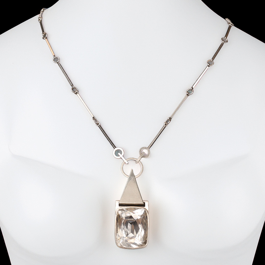 WIWEN NILSSON. Halssmycke, sterlingsilver, hänge med en kuddslipad bergkristall, Lund 1943.