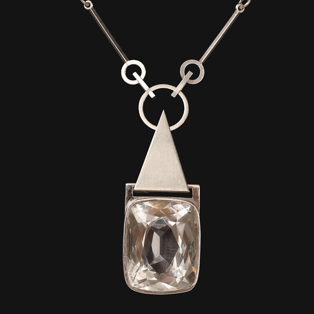 WIWEN NILSSON. Halssmycke, sterlingsilver, hänge med en kuddslipad bergkristall, Lund 1943.