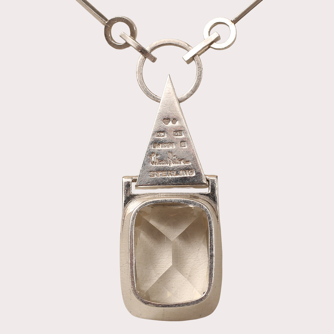WIWEN NILSSON. Halssmycke, sterlingsilver, hänge med en kuddslipad bergkristall, Lund 1943.
