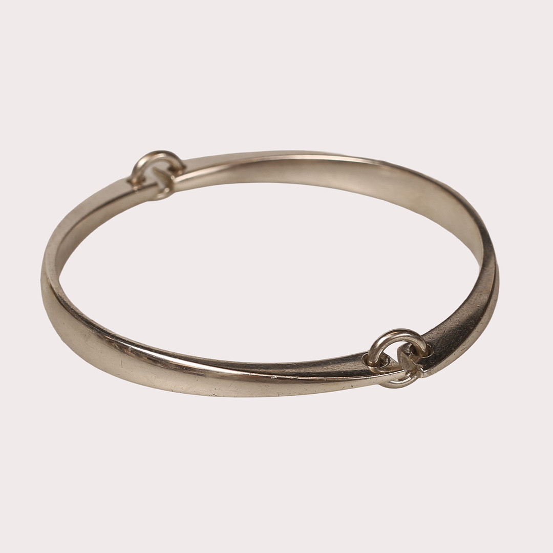 HANS HANSEN. Armband/armring, halvstel, Sterlingsilver, design Bent Gabrielsen, 1960- tal.