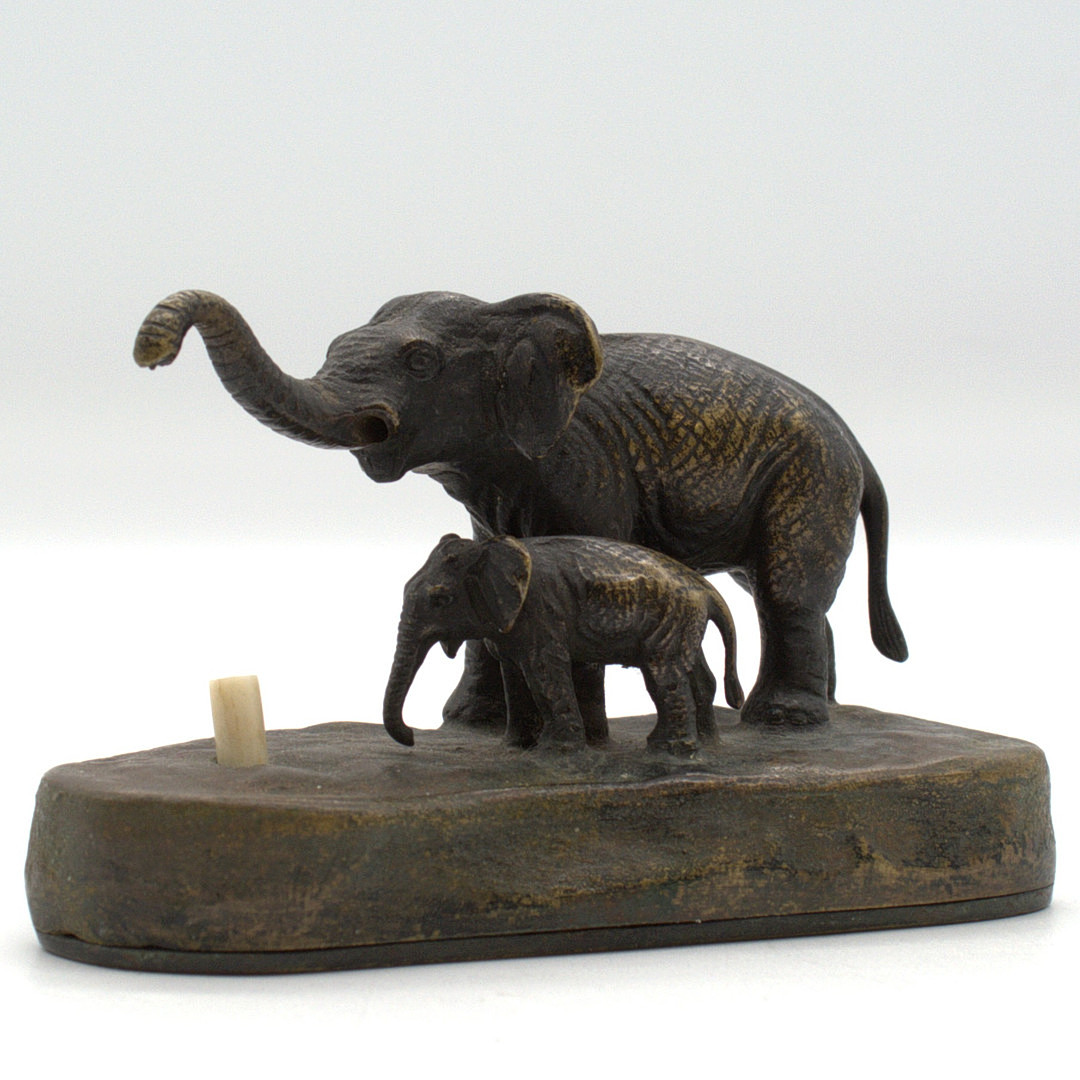 ANTIKE BRONZE TISCHKLINGEL MIT ZWEI PLASTISCHEN ELEFANTEN UM CA. 1900.