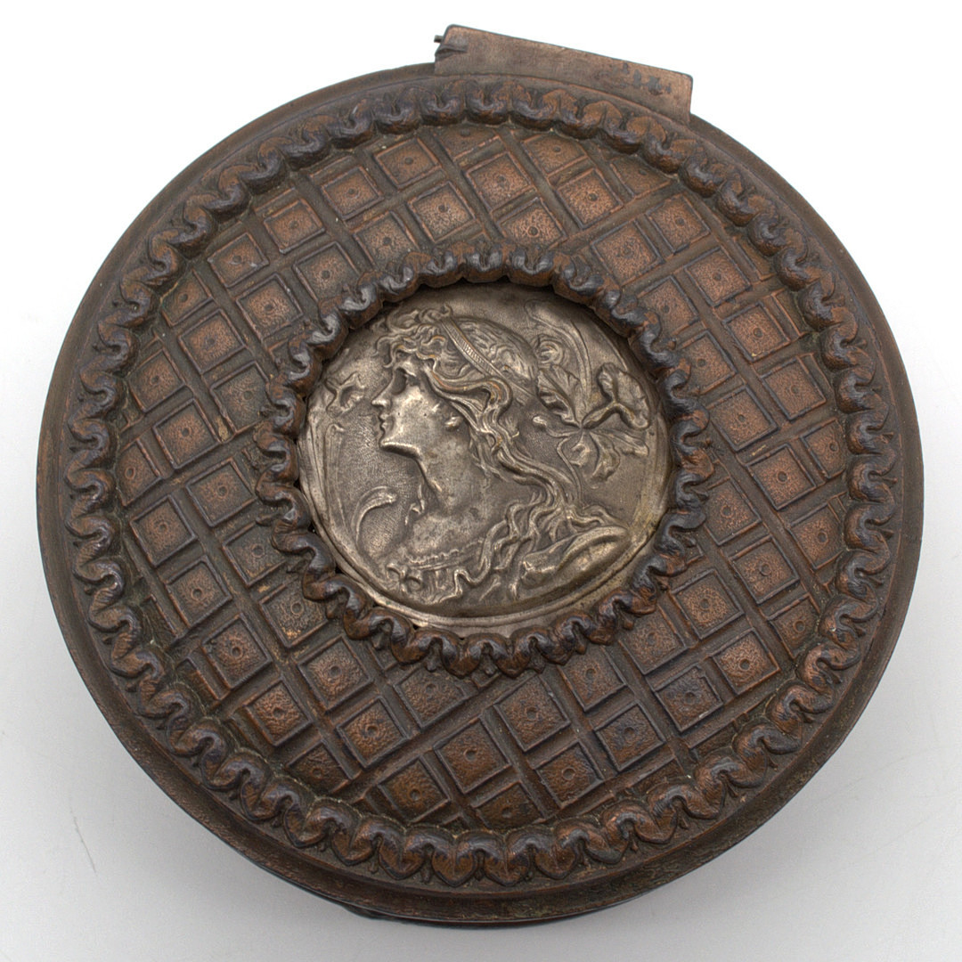 SCHMUCKDOSE BRONZE MIT PLASTISCHEM VERSILBERTEN FRAUEN KOPF; NUMMERIERT UM 1900.