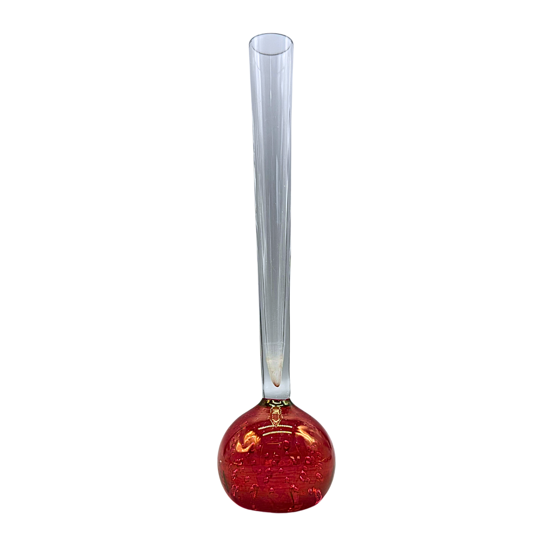 VINTAGE-ORCHIDEENVASE MIT EINEM ROTEN GLASKUGELFUSS.