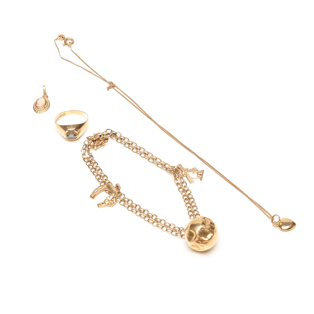SMYCKEN, fem delar, guld, 18k, ca 13,3 gram.