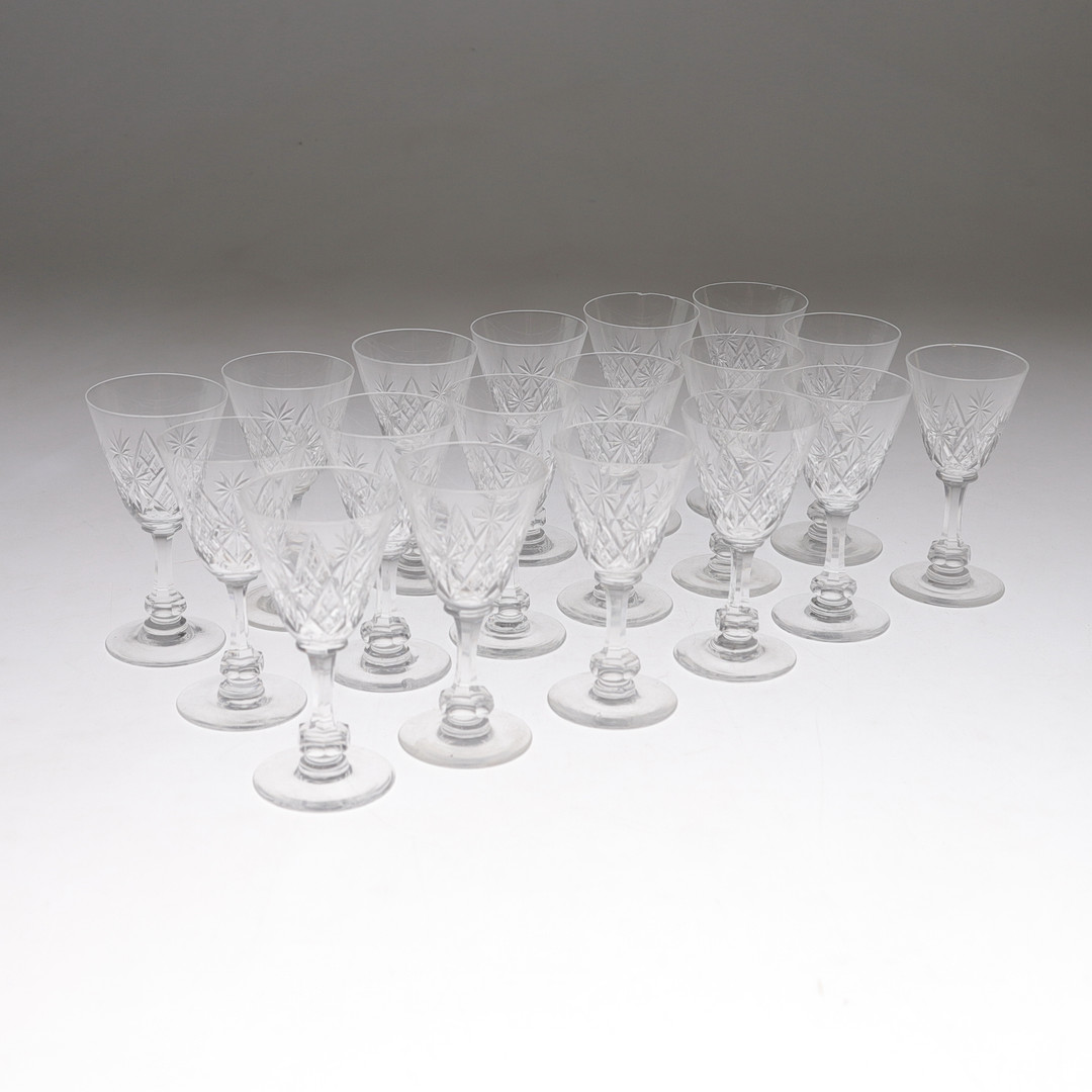 LIKÖRGLAS, 18 st, slipad dekor, 1900-tal.
