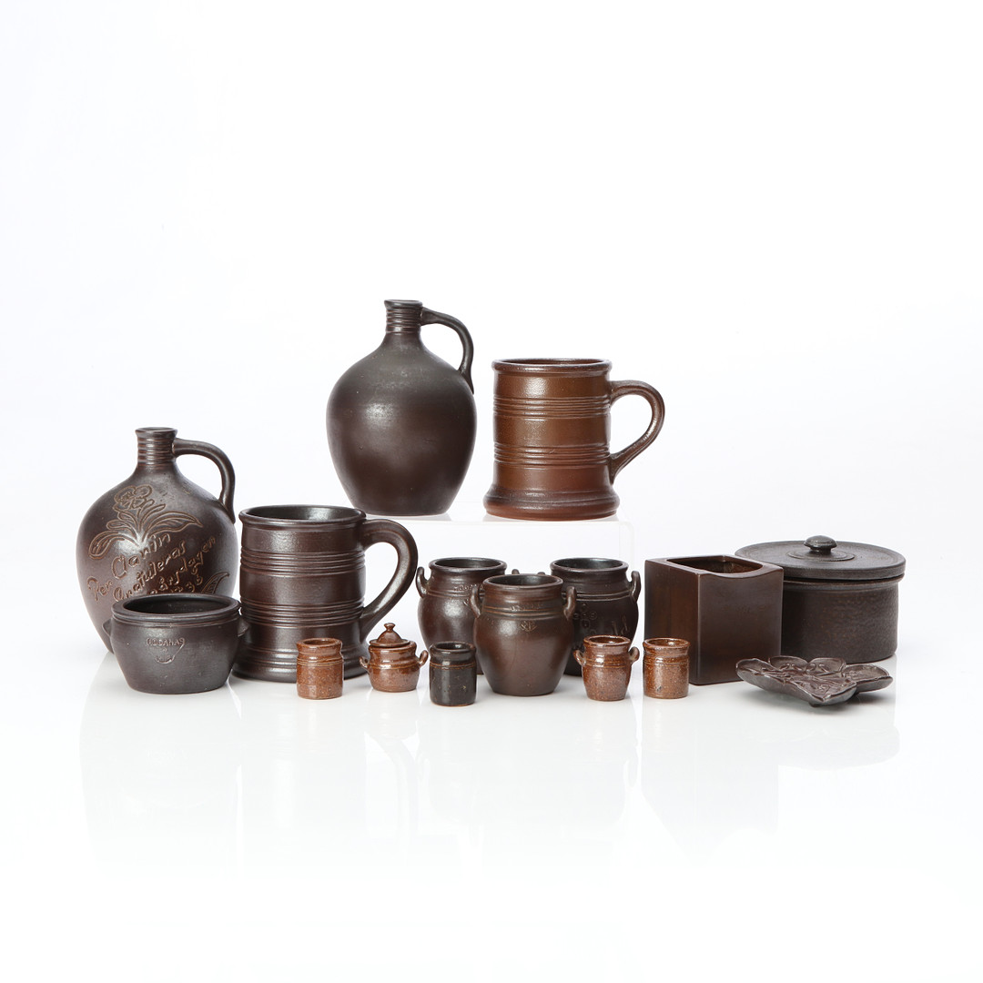 HÖGANÄS, KERAMIK, 16 DELAR. Saltglaserat stengods. 1900-tal. Märkta.