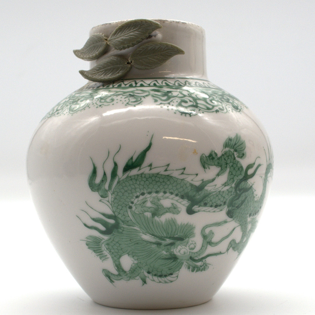 JAPANISCHE VASE AUS KERAMIK MIT PLASTISCHEN BLÄTTERN SOWIE GRÜNEM MING-DRACHEN.