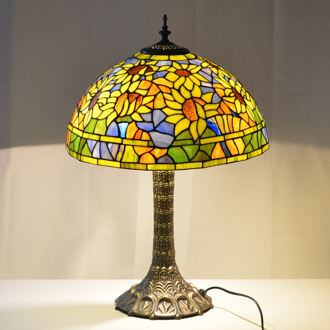 TISCHLAMPE IM TIFFANY-STIL, SONNEBLUMEN-MOTIV, METALL/GLAS, ZWEI LEUCHTSTELLEN, KLICKSCHALTER, EUROSTECKER, SPÄTES 20. JAHRHUNDERT.