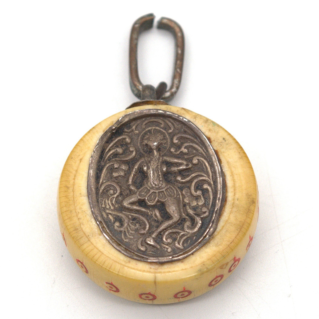 ANHÄNGER MIT EINGESETZTER METALLPLAKETTE, VERSILBERT, WOHL TIBET/NEPAL, 20. JH.