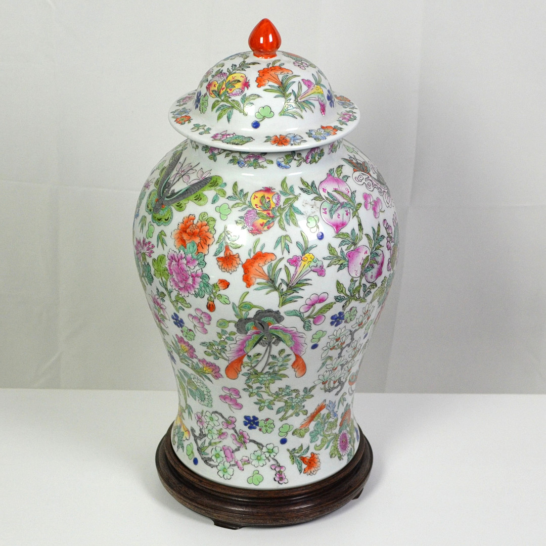 GROSSE DECKELVASE, FLORALE MOTIVE UND SCHMETTERLINGE, PORZELLAN, FAMILLE ROSE, FARBIG GEFASST, MIT HOLZSOCKEL, CHINA, UM 1900-1950.