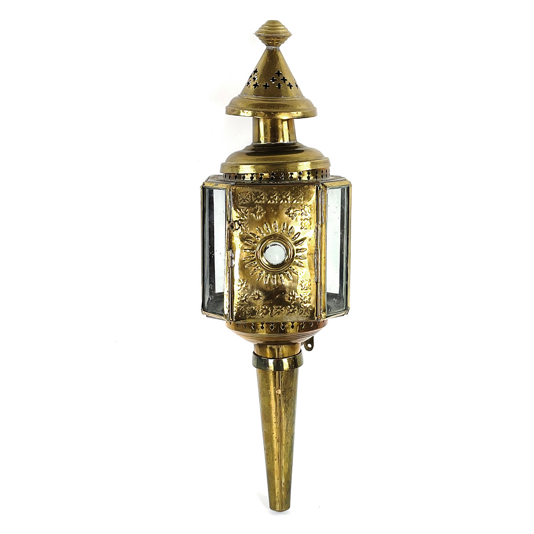 VAGNSLYKTA. Mässing & glas, 1900-tal.
