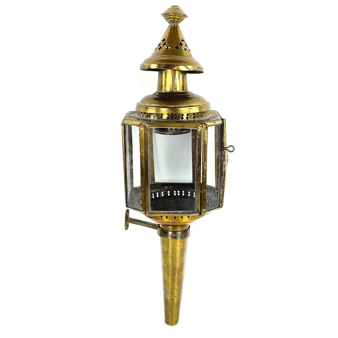 VAGNSLYKTA. Mässing & glas, 1900-tal.
