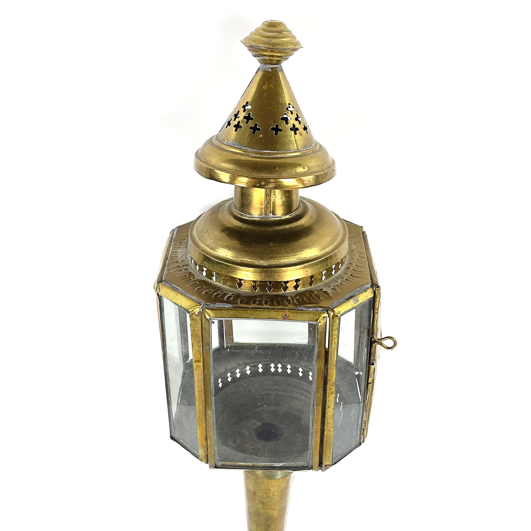 VAGNSLYKTA. Mässing & glas, 1900-tal.