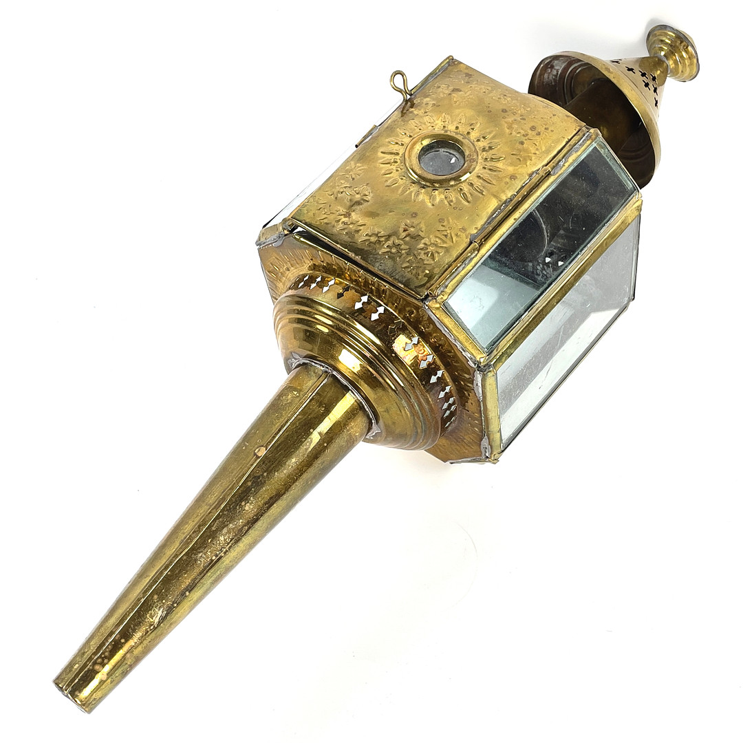 VAGNSLYKTA. Mässing & glas, 1900-tal.