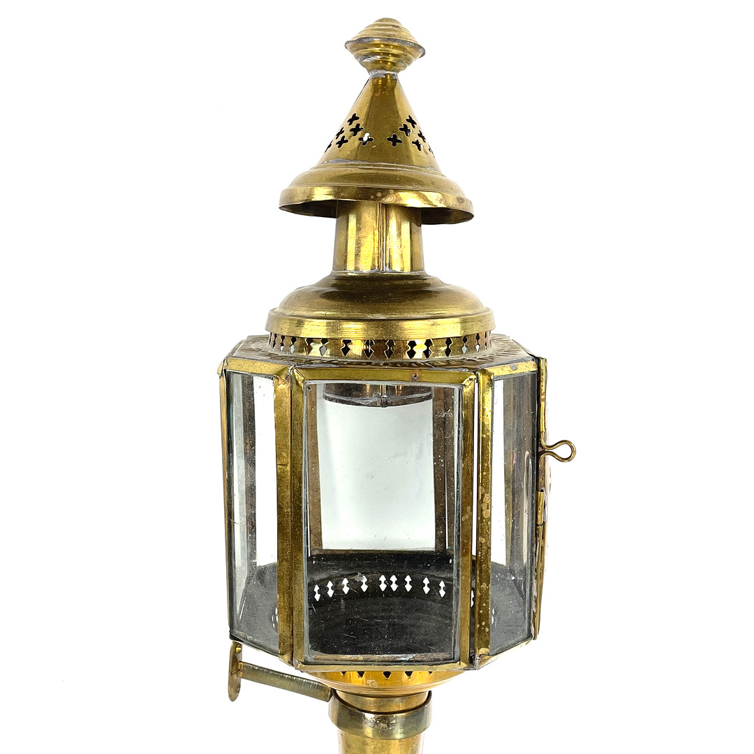 VAGNSLYKTA. Mässing & glas, 1900-tal.