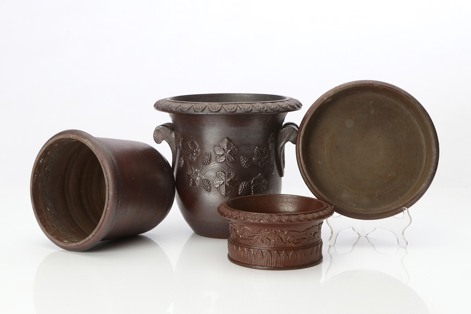 HÖGANÄS, YTTERFODER, TRE ST OCH FAT. Saltglaserat stengods. 18/1900-tal. Märkta.