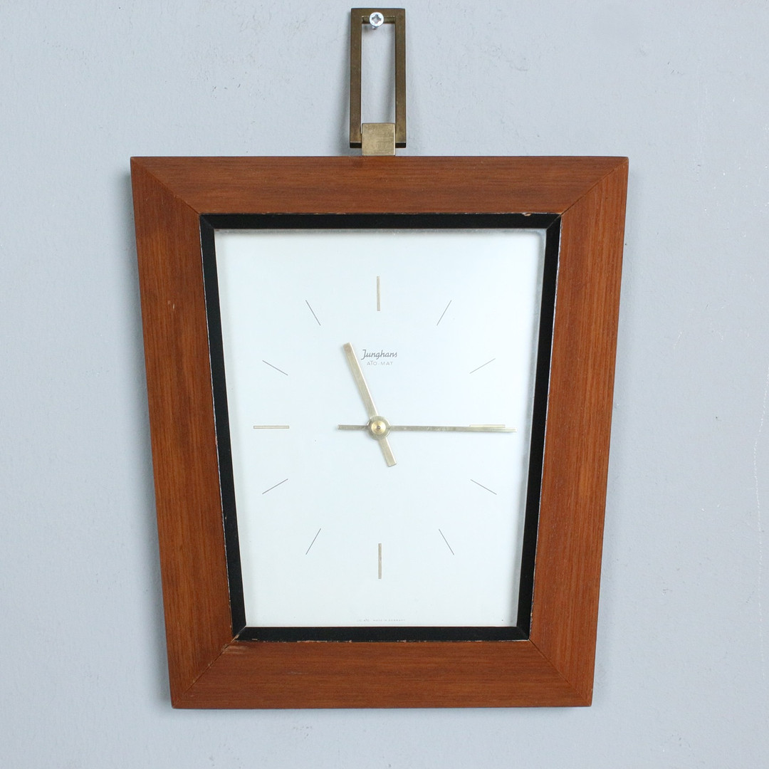 JUNGHANS. Wanduhr '' Ato-Mat '' Teakholz, 1970er.