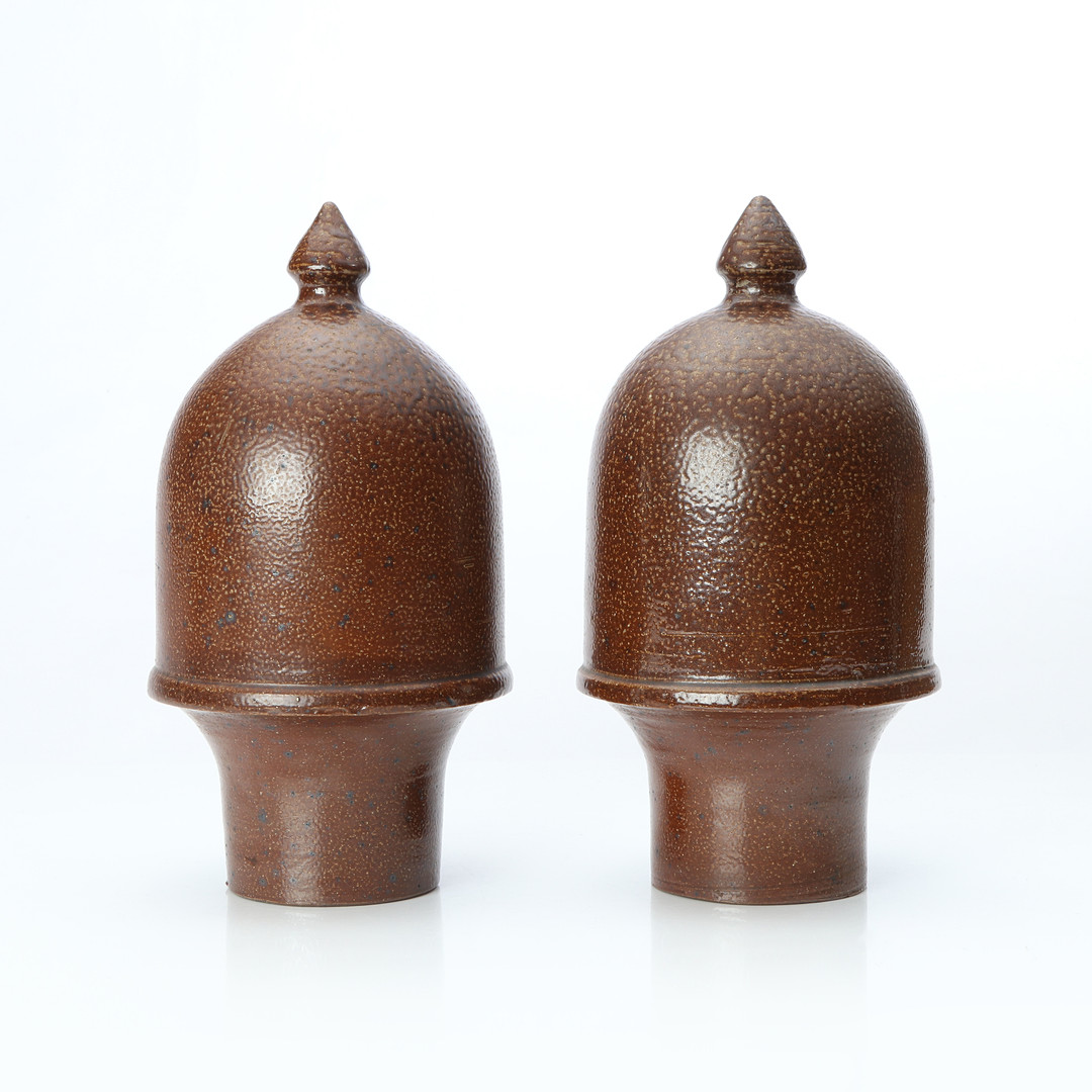 HÖGANÄS, KRÖN TILL GRINDSTOLPAR, ETT PAR. Saltglaserat stengods. 1900-tal. Märkta.