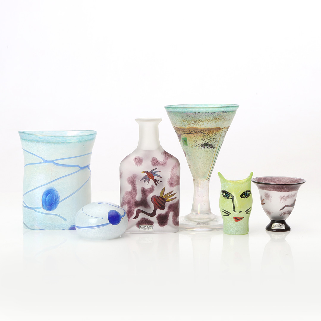 KONSTGLAS, SEX DELAR. Ulrica Hydman-Vallien resp. Bertil Vallien, Kosta Boda. Några delar signerade.